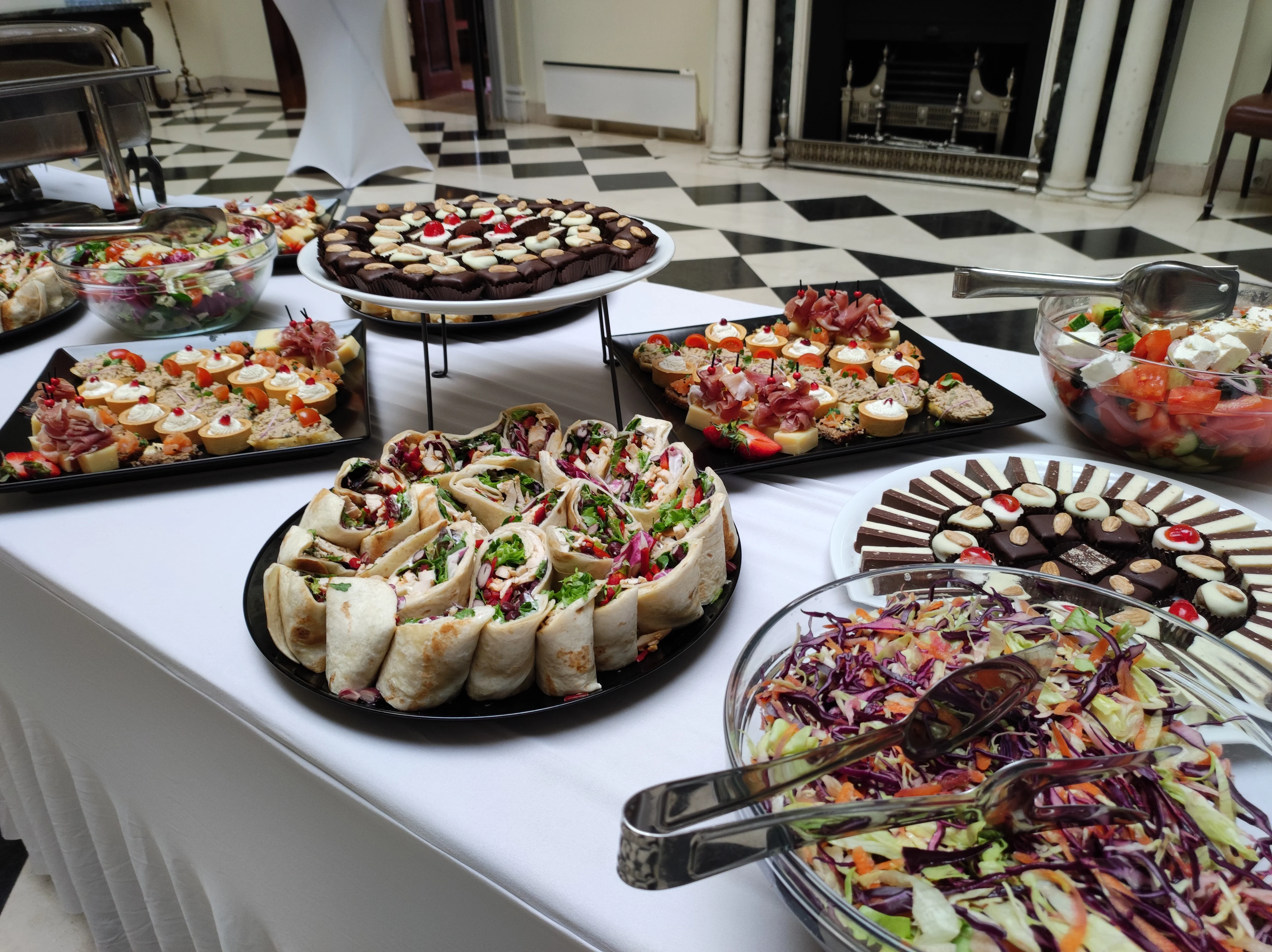 Postavka stola finger food i kolači